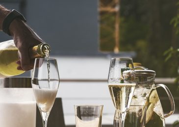 Organiser une dégustation de champagne lors de votre fête d’entreprise : conseils et idées originales